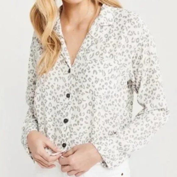 Abercrombie & Fitch White Snow Leopard Cropped Shirt - Picture 2 of 9